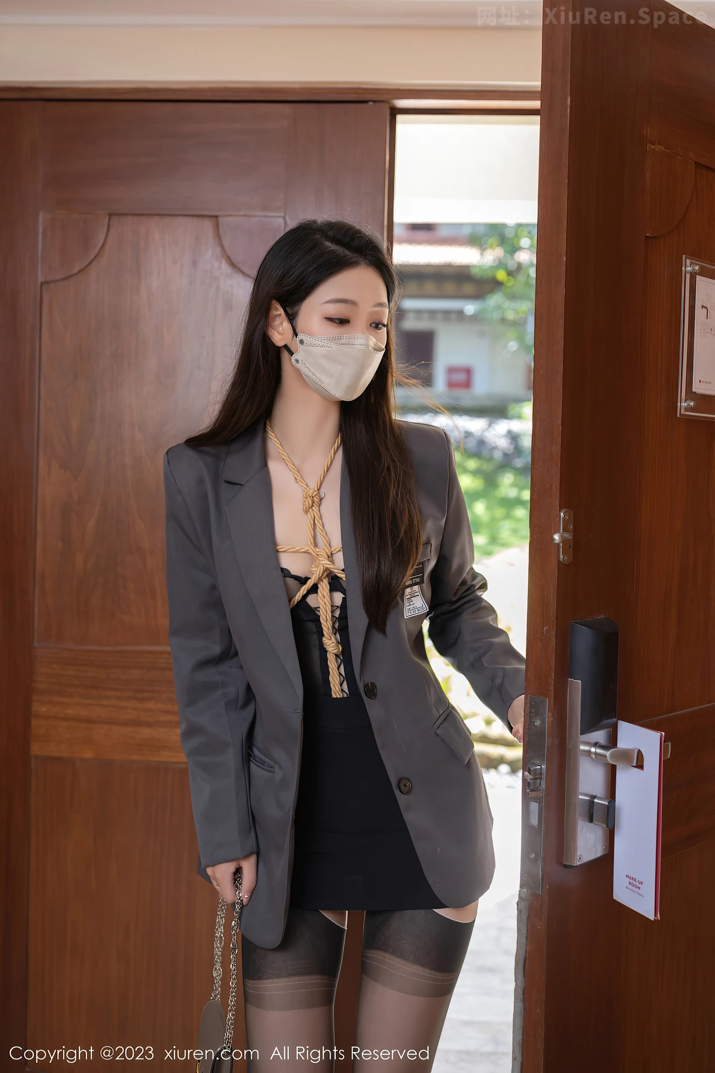 图片[3]-[XiuRen秀人网]2023.05.29 NO.6821 唐安琪 黑色短裙与透视情趣睡衣加黑丝美腿性感私房写真集-秀人网官方网站